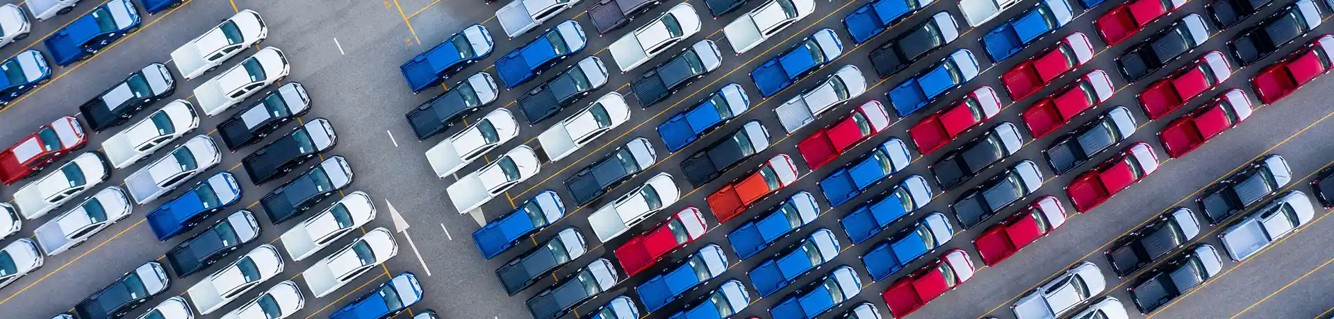 車がたくさん並ぶイメージ