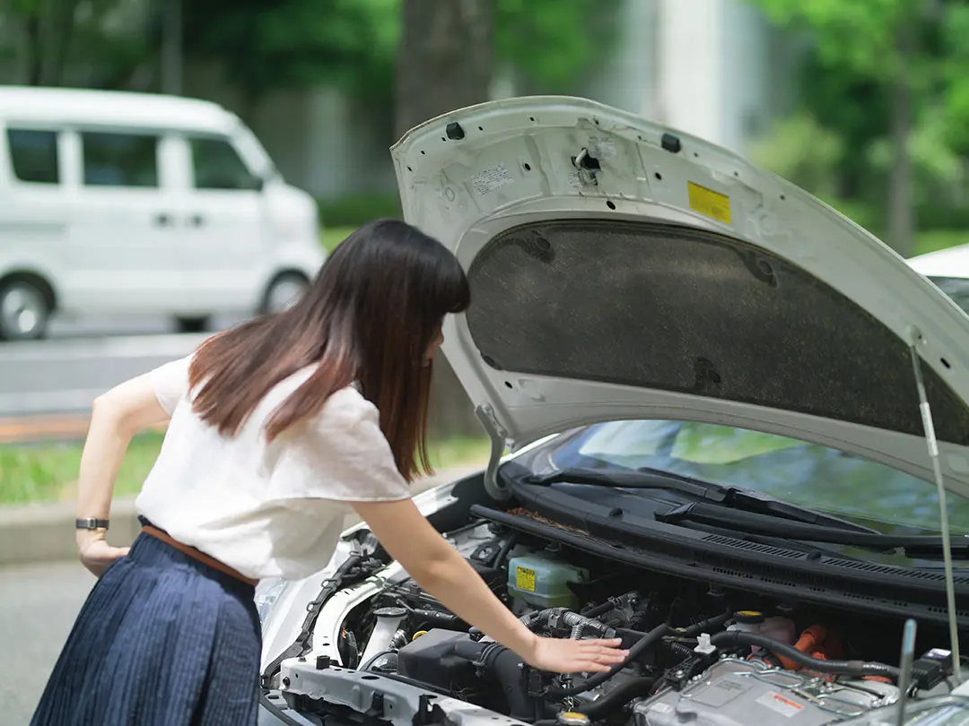 車の故障で困っているイメージ