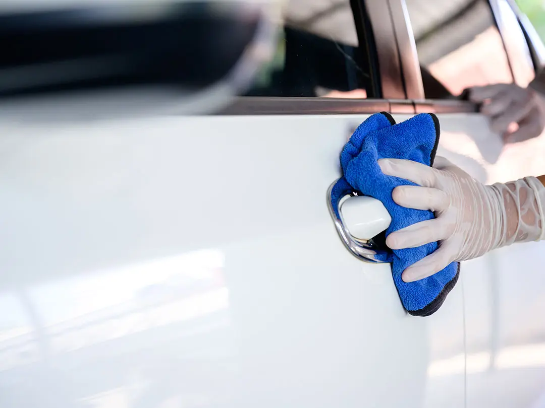 車を綺麗にしているイメージ